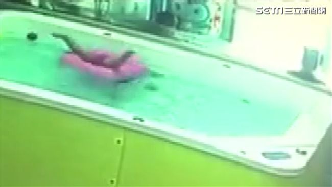 游泳圈不一定安全　女童翻覆溺水險死