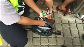 警方在游女車內及隨身包包內查出毒品吸食器。（圖／翻攝畫面）