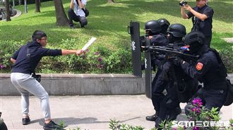 柯文哲面前耍大刀　嫌犯當場被制伏