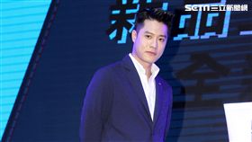 周湯豪在DJ台上帥氣的刷牒並做職業級的高爾夫揮竿動作。（記者邱榮吉/攝影）