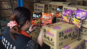 知名零嘴「蝦味先」遭查獲涉嫌使用過期原料，桃園市衛生局18日查核下游21家倉儲業者，先行下架5項問題產品316包、40.3公斤。／中央社