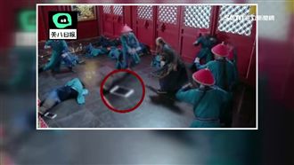 古裝劇神穿越！衛兵跌倒竟掉出手機