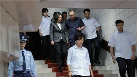 北部萬安演習18日登場，總統府內也進行防空疏散演練。總統府事後公布相關照片，其中，總統蔡英文（左2）聽取國防部長馮世寬（左3）簡報的照片，讓外界一窺總統府秘密通道。／中央社