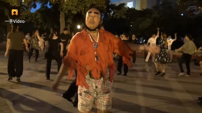 大叔酷愛黑網襪　每天穿上街尬舞大媽