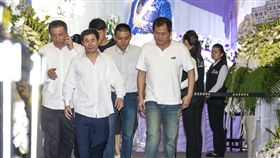 ▲黑龍（左二）為豬哥亮喪事盡心盡力，幾乎每天都會去靈堂巡視。（圖／鏡週刊）