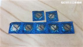 警方在現場查扣７個保險套。（圖／翻攝畫面）