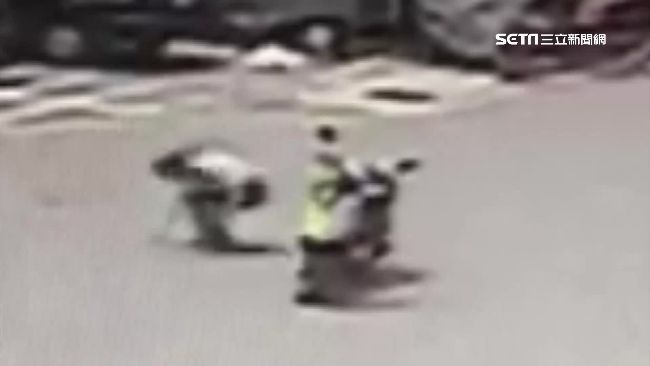公墓撿到6萬　男稱老天給的遭警送辦
