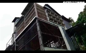 劉姓黑幫老大（白衣者）不爽友人通報嫂子被玩，竟逼被害人喝尿。