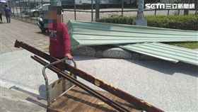 藍男因缺錢包檯打電動，竟向資源回收場借手推車後，再到工地竊取鐵皮及C型鋼，鐵皮太大片佔滿車道，引起警方注意，當場就逮（翻攝畫面）