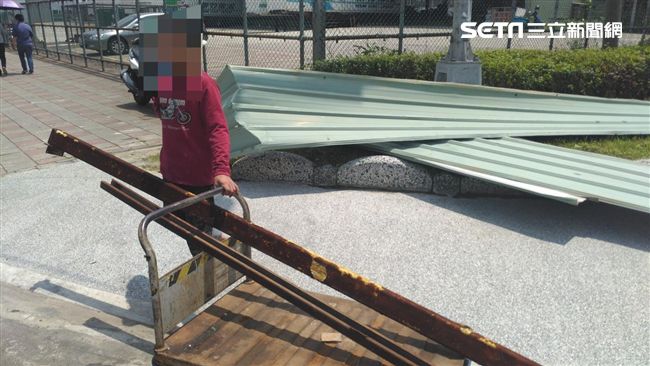 大片鐵皮佔車道　網咖哥工地行竊遭逮