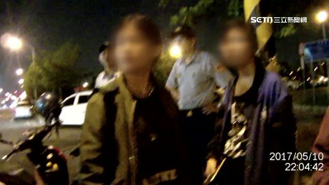 1男2女大街玩三貼　臉紅凍未條被抓