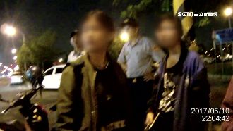 1男2女大街玩三貼　臉紅凍未條被抓