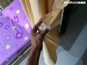 警消在現場查獲假冒的防火窗簾。（圖／新北市消防局提供）