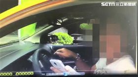 張姓計程車司機因輪替駕駛之故，未換上自己的營業登記證便行駛在馬路上，遭到石牌所警員取締，他竟搶回自己登記證，雙方還上演搶證大戰（翻攝畫面）