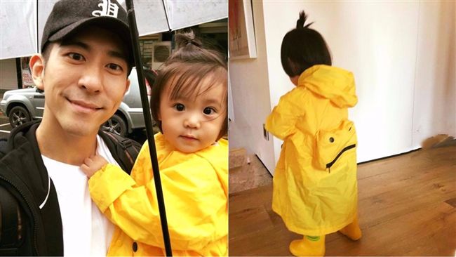 咘咘萌穿青蛙雨衣　意外撞臉超正女星