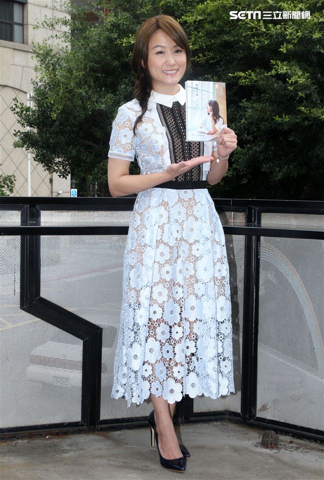 女人40一枝花海裕芬「咕咾小姐：破處難嗎？」第一本親筆創作小說誕生。（記者邱榮吉/攝影）