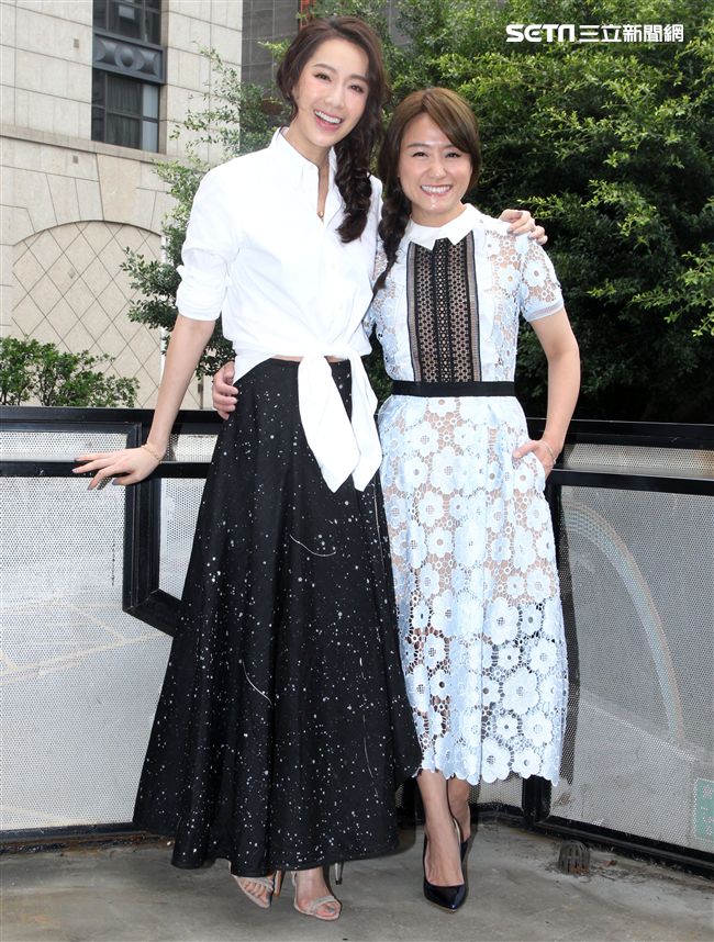 女人40一枝花海裕芬「咕咾小姐：破處難嗎？」第一本親筆創作小說誕生，感嘆「金罵沒ㄤ」，閨密好友隋棠站台致贈開運三寶預祝愛情事業都得意。（記者邱榮吉/攝影）