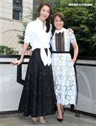 女人40一枝花海裕芬「咕咾小姐：破處難嗎？」第一本親筆創作小說誕生，感嘆「金罵沒ㄤ」，閨密好友隋棠站台致贈開運三寶預祝愛情事業都得意。（記者邱榮吉/攝影）