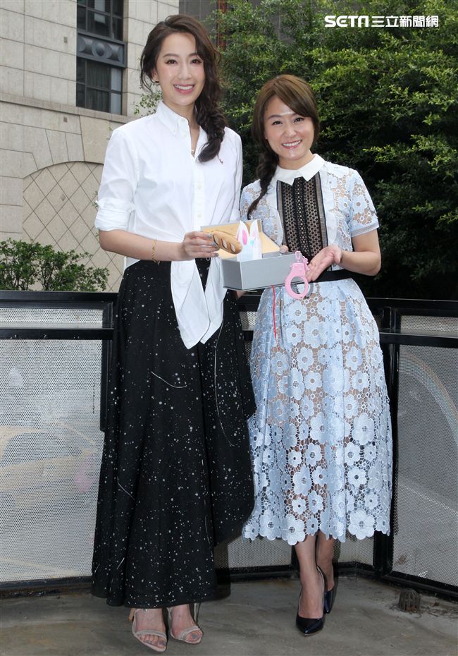 女人40一枝花海裕芬「咕咾小姐：破處難嗎？」第一本親筆創作小說誕生，感嘆「金罵沒ㄤ」，閨密好友隋棠站台致贈開運三寶預祝愛情事業都得意。（記者邱榮吉/攝影）