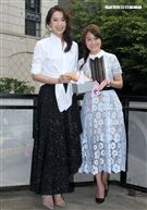 女人40一枝花海裕芬「咕咾小姐：破處難嗎？」第一本親筆創作小說誕生，感嘆「金罵沒ㄤ」，閨密好友隋棠站台致贈開運三寶預祝愛情事業都得意。（記者邱榮吉/攝影）