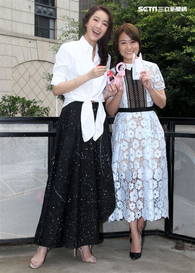 女人40一枝花海裕芬「咕咾小姐：破處難嗎？」第一本親筆創作小說誕生，感嘆「金罵沒ㄤ」，閨密好友隋棠站台致贈開運三寶預祝愛情事業都得意。（記者邱榮吉/攝影）