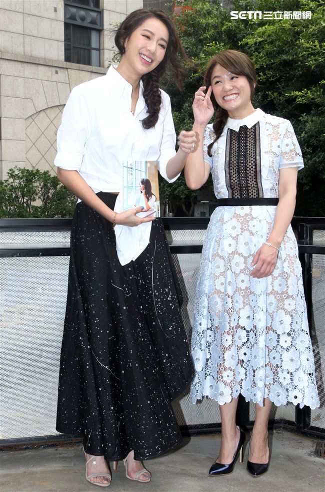 女人40一枝花海裕芬「咕咾小姐：破處難嗎？」第一本親筆創作小說誕生，感嘆「金罵沒ㄤ」，閨密好友隋棠站台致贈開運三寶預祝愛情事業都得意。（記者邱榮吉/攝影）