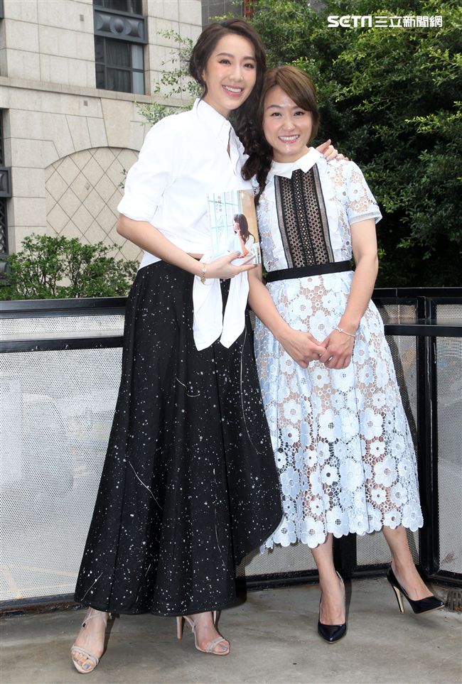 女人40一枝花海裕芬「咕咾小姐：破處難嗎？」第一本親筆創作小說誕生，感嘆「金罵沒ㄤ」，閨密好友隋棠站台致贈開運三寶預祝愛情事業都得意。（記者邱榮吉/攝影）