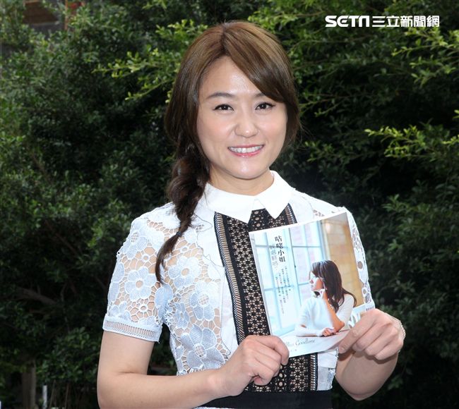 女人40一枝花海裕芬「咕咾小姐：破處難嗎？」第一本親筆創作小說誕生。（記者邱榮吉/攝影）