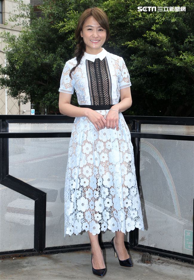 女人40一枝花海裕芬「咕咾小姐：破處難嗎？」第一本親筆創作小說誕生。（記者邱榮吉/攝影）