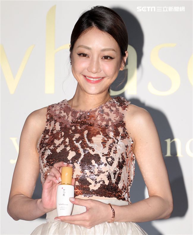 謝欣穎英國、日本遊學歸國後展現身心靈最佳狀態，演繹和諧純粹的美麗。（記者邱榮吉/攝影）