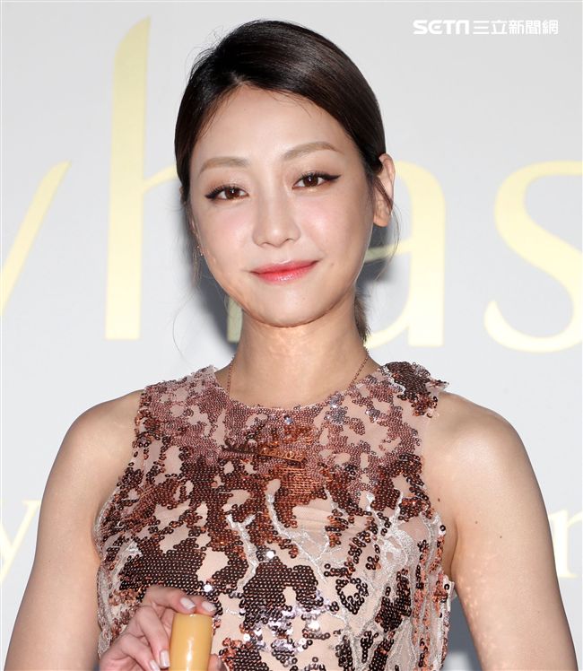 謝欣穎英國、日本遊學歸國後展現身心靈最佳狀態，演繹和諧純粹的美麗。（記者邱榮吉/攝影）