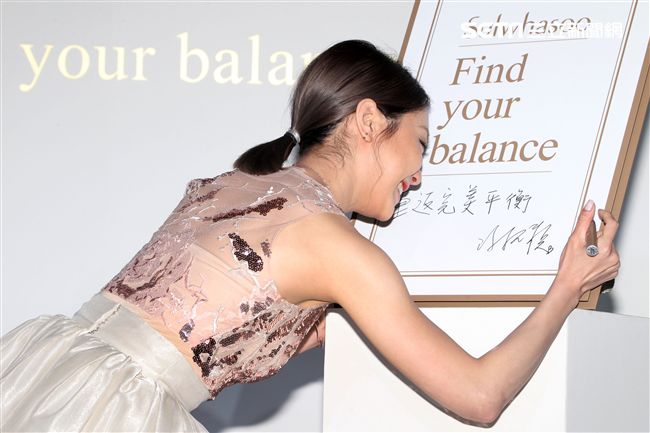 謝欣穎英國、日本遊學歸國後展現身心靈最佳狀態，演繹和諧純粹的美麗。（記者邱榮吉/攝影）