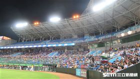 桃園球場18日內野本壘後方發生球迷衝突事件。（資料照／記者王怡翔攝）