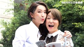 女人40一枝花海裕芬「咕咾小姐：破處難嗎？」第一本親筆創作小說誕生，感嘆「金罵沒ㄤ」，閨密好友隋棠站台致贈開運三寶預祝愛情事業都得意。（記者邱榮吉/攝影）