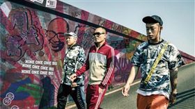 MV,周法薷,黑暗的社會,麻吉大哥,黃立成,洋蔥,春風,健志,模仿　圖／混血兒娛樂提供