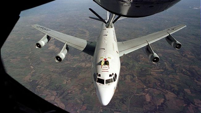 陸2戰機　近距離「桶滾」攔截美軍機