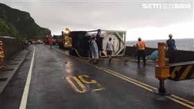 化學槽車翻覆佔據兩線道，歷經五小時後通車。（圖／翻攝）