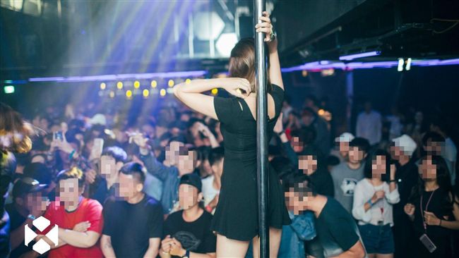 為獎金5千元！夜店女子當眾內褲脫了