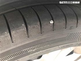 民眾的汽車輪胎，遭到一堆螺絲釘刺穿。（示意畫面／蘇怡璇攝影）