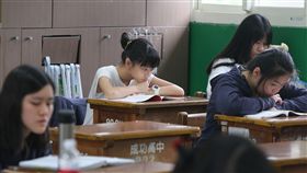 106年國中會考20日登場，在台北市成功高中考場應考的考生，8時20分就定位，準備開始社會科的考試。（圖／中央社）