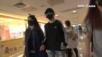 強忍喪父之痛！謝金燕搭機眼腫憔悴