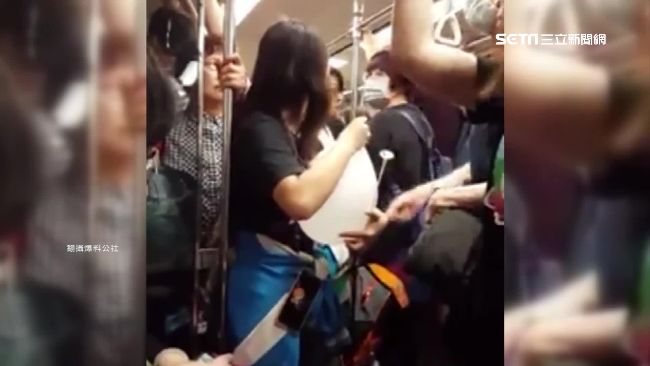行李擋到我了啦！乘客捷運車廂爆口角