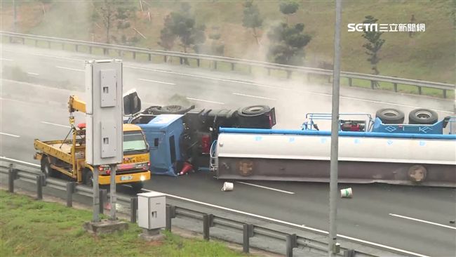 影／化學槽車翻覆漏鹽酸　國道冒濃煙