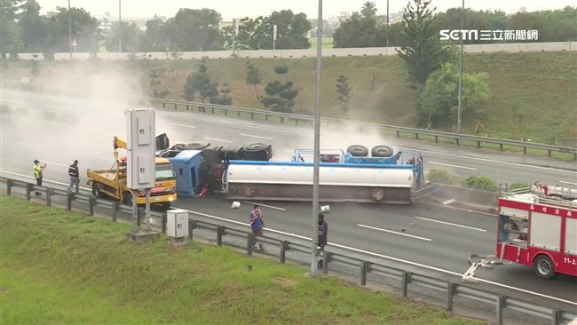 槽車翻覆鹽酸灑滿地　警消佈水線警戒