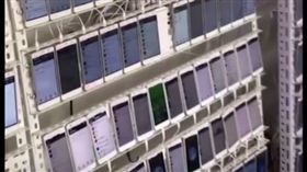 深圳「按讚工廠」曝光　300隻手機無間斷狂讚

In the NOW臉書