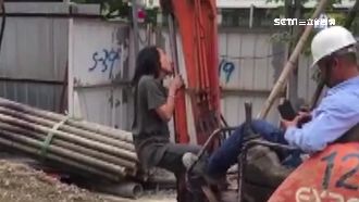 跳舞、喇舌怪手　男護樹出招工人無奈