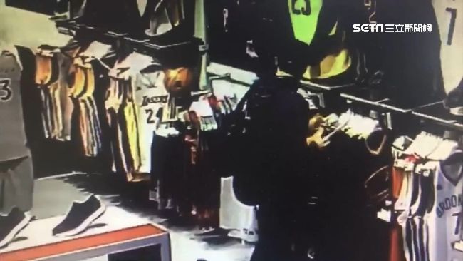 獨／折服詹皇魅力？男秒偷三千元球衣
