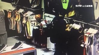 獨／折服詹皇魅力？男秒偷三千元球衣