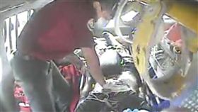 花蓮萬榮鄉下午傳出工安意外，水保局在萬榮鄉馬遠村的野溪土石整治工程，1名29歲黃姓工人遭怪手打中腰部，嚴重內出血，到院時已無呼吸心跳，經急救仍不治。（花蓮縣消防局提供）中央社記者李先鳳傳真　106年5月20日