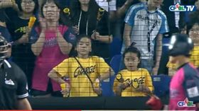 林岳平暴投嚇到小妹妹。（土／翻攝自ＣＰＢＬＴＶ）